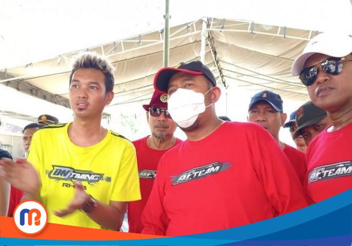 Bupati Sumenep, Achmad Fauzi Wongsojudo saat menghadiri acara acara Kangean Drag Championship (KDC) Bupati Cup tahun 2023 pada Minggu (08/10/2023) (Sumber Foto: Istimewa, 2023). 
