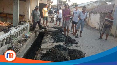 Puluhan warga saat melakukan aksi membersihkan gorong-gorong dan slokan air di sepanjang jalan Desa Tanjung Bumi (Dok. Madurapers, 2023).