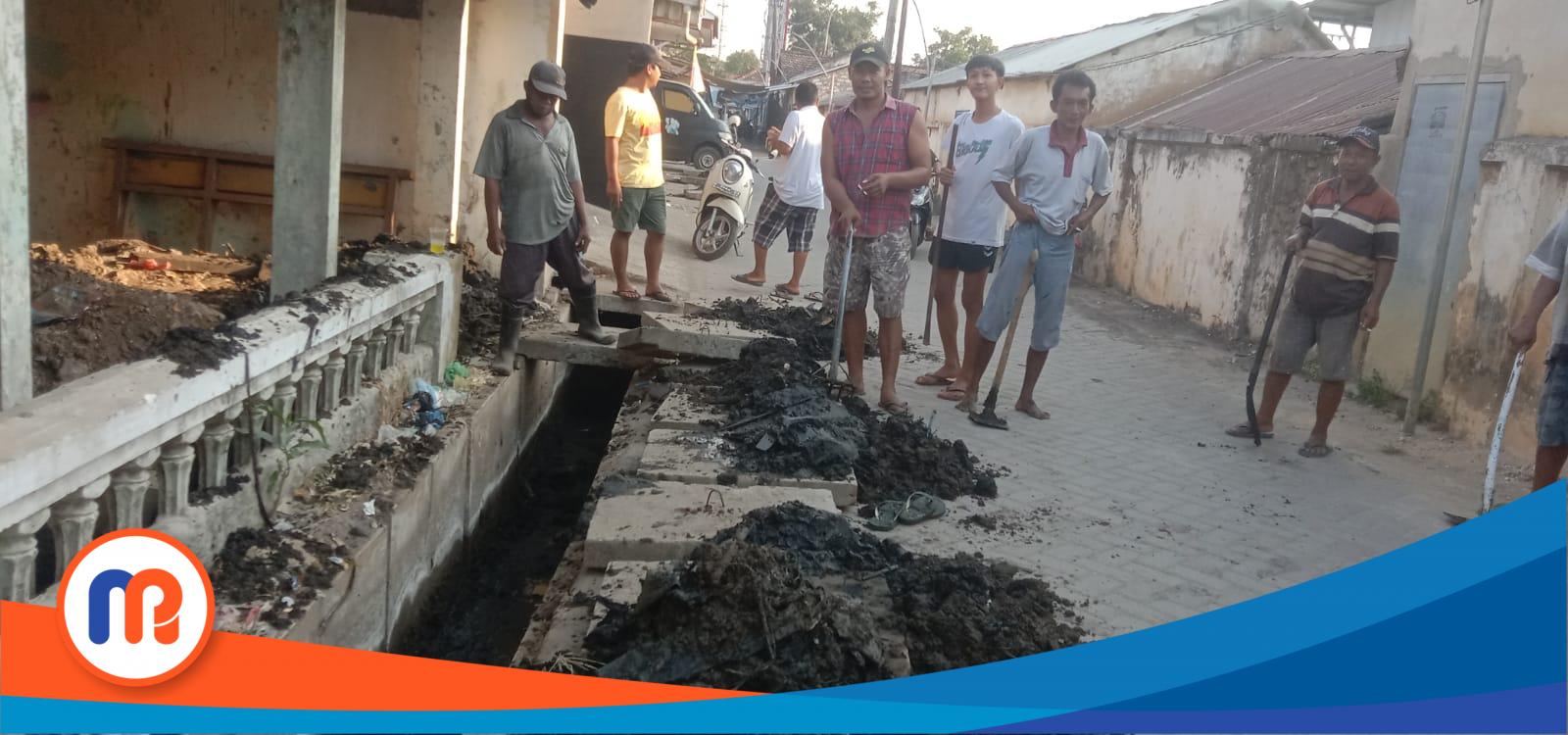 Puluhan warga saat melakukan aksi membersihkan gorong-gorong dan slokan air di sepanjang jalan Desa Tanjung Bumi (Dok. Madurapers, 2023).