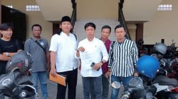 Imron, sekretaris PJS didampingi beberapa anggota PJS usai melakukan pelaporan ke Polres Sampang, (Sumber foto: PJS, 2023). 