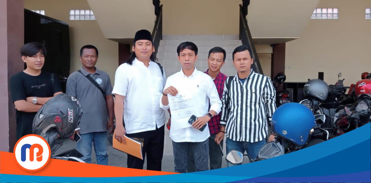 Imron, sekretaris PJS didampingi beberapa anggota PJS usai melakukan pelaporan ke Polres Sampang, (Sumber foto: PJS, 2023). 