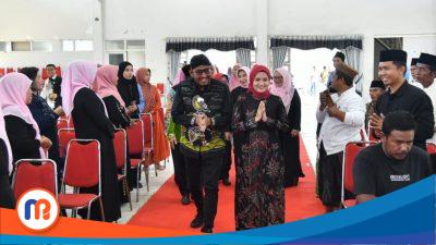 Bupati Sumenep, Achmad Fauzi Wongsojudo saat menghadiri acara Isbat Nikah yang diadakan Gabungan Organisasi Wanita (GOW) Kabupaten Sumenep bagi pasangan pra sejahtera pada Kamis (02/11/2023) kemarin (Sumber Foto: Istimewa, 2023).