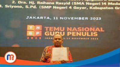 Ali Harsojo, Guru SDN Pajagalan II Sumenep saat mendapatkan Gelar Gurusianer Terbaik tahun 2023 di Gedung A Kemendikbudristek, Jakarta pada beberapa waktu lalu. (Sumber Foto: Istimewa, 2023).