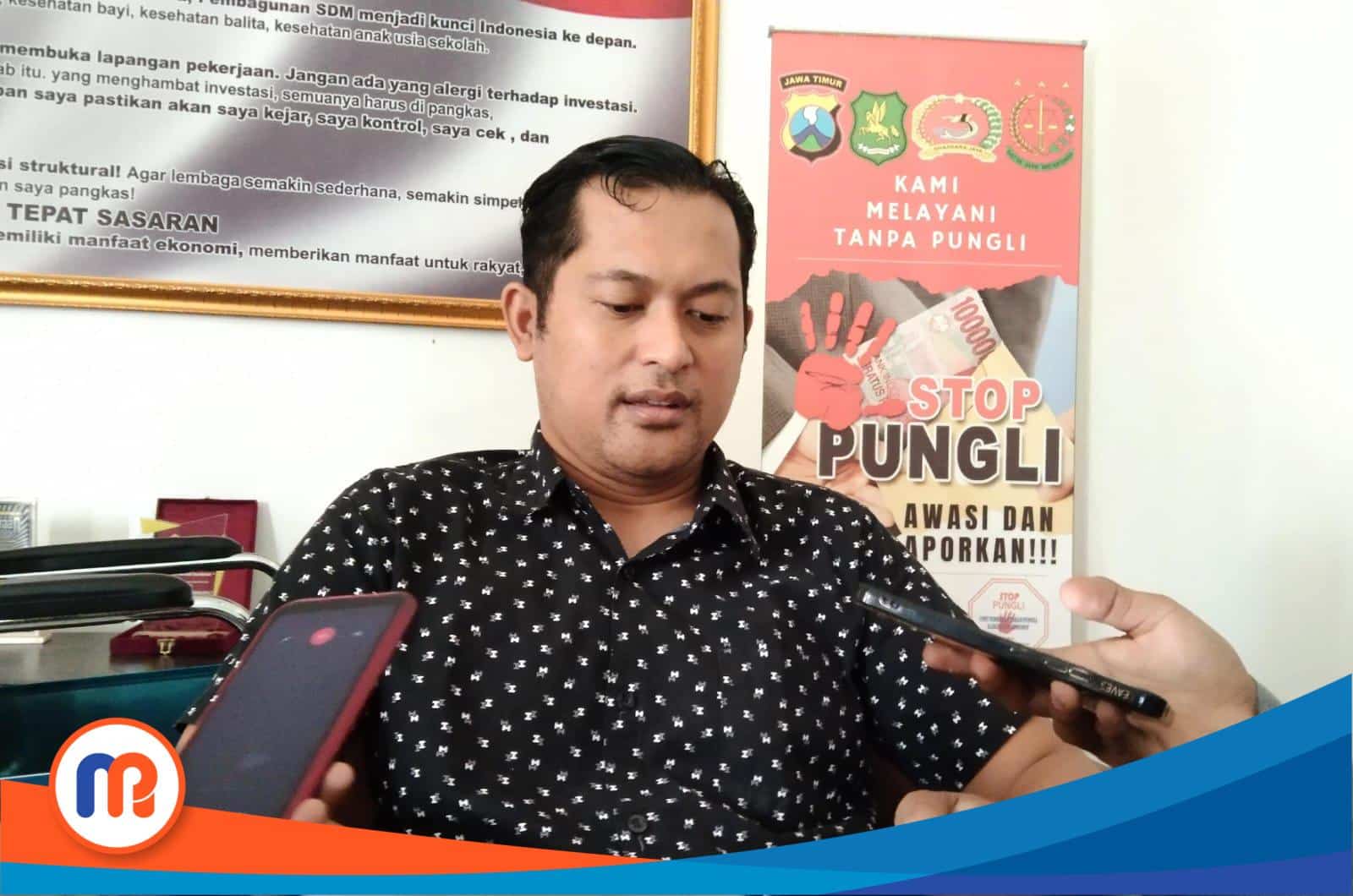 PLH Kasi Datun Kejari Sumenep, Slamet Budiono saat diwawancarai oleh jurnalis media ini pada Jumat (17/11/202). (Sumber Foto: Fauzi, 2023).