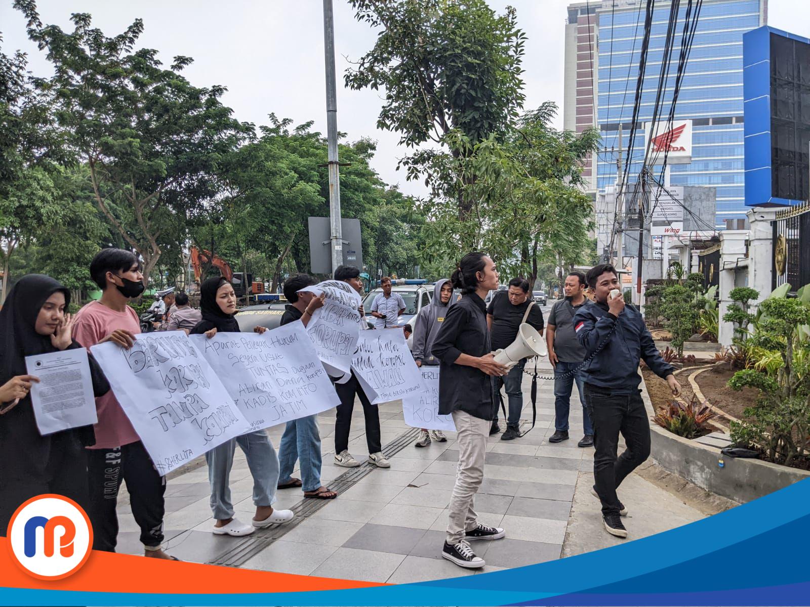 Aksi demonstrasi yang dilakukan oleh Aliansi Mahasiswa Anti Korupsi di depan Kantor Dinas Komunikasi dan Informatika (Sumber: AMATI, 2023).