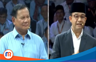 Tangkapan layar Prabowo Subianto dan Anies Baswedan dalam Debat Pertama Capres 2024 yang diselenggarakan KPU RI di Kantor KPU RI pada Pukul 19.00 WIB, Selasa, 12 Desember 2023 (Dok. Madurapers, 2023).