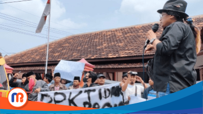 Risang BW—aktivis Bangkalan dan Direktur RAR Kabupaten Bangkalan—saat orasi di depan Kantor Bawaslu Kabupaten Bangkalan, pada Rabu, 27 Desember 2023 (Dok. Madurapers, 2023).