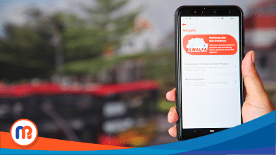 Foto aplikasi layanan Pemkot (Pemerintah Kota) Surabaya di handphone (Sumber foto: Pemkot Surabaya, 2024).