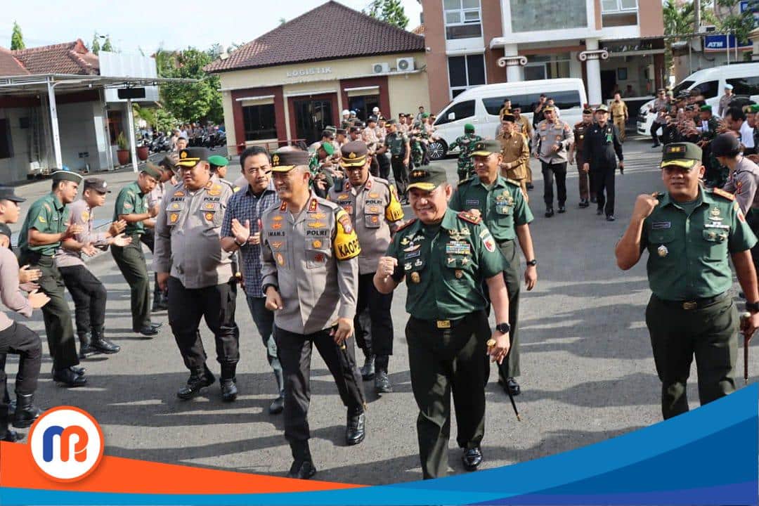 Panglima Kodam V/Brawijaya Mayor Jenderal TNI Rafael Granada Baay, S.E., M.M., bersama Kapolda Jawa Timur, Irjen Pol Drs. Imam Sugianto, M.Si., saat melakukan Kunjungan Kerja (Kunker) di Polres Pamekasan, Senin (22/1/2024), (Dok. Madurapers, 2024).