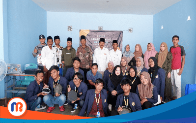 Foto bersama mahasiswa KKN Tematik UTM Kelompok 25 dengan masyarakat peserta sosialisasi pembuatan briket dari bonggol jagung dan paving blok dari sampah plastik (Dok. Madurapers, 2024).