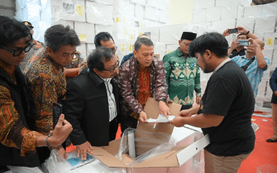 Mardani Ali Sera, legislator PKS (Partai Keadilan Sejahtera) yang juga merupakan Anggota Komisi II DPR RI, ketika meninjau ke gudang logistik KPU Kota Tangerang Selatan, Provinsi Banten