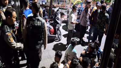 Polrestabes Surabaya mengamankan ratusan pemuda dan puluhan kendaraan dalam patroli gabungan untuk mengantisipasi adanya konvoi kelompok perguruan silat
