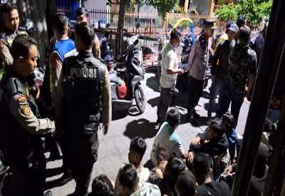 Polrestabes Surabaya mengamankan ratusan pemuda dan puluhan kendaraan dalam patroli gabungan untuk mengantisipasi adanya konvoi kelompok perguruan silat