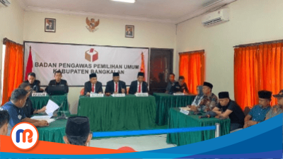 Gelar sidang perdana pelaporan dugaan pelanggaran administrasi dan kode etik 5 (lima) komisioner KPU Bangkalan dan 3 (tiga) PPK Sepulu di Bawaslu Kabupaten Bangkalan, pada Kamis (4/1/2024) (Dok. Madurapers, 2024).