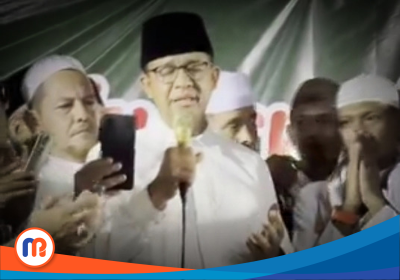 Anies Rasyid Baswedan (Anies), Calon Presiden (Capres) Nomor Urut 1 (Satu), saat melakukan safari kampanye ke Pesantren Al-Aziziyah, Sebaneh, Bangkalan, Madura, Jawa Timur, pada Rabu, 31 Januari 2024