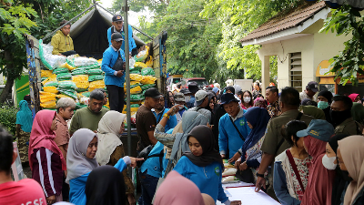 Pemerintah Kota (Pemkot) Surabaya gelar Gerakan Pangan Murah (GPM) di halaman Rusun Penjaringansari Kota Surabaya, Kamis (1/2/2024)