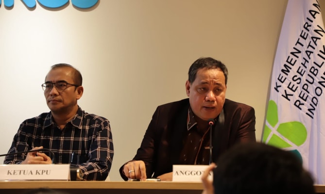 Ketua KPU Hasyim Asy'ari (kiri) dan Anggota Bawaslu Herwyn JH Malonda saat memberikan konferensi pers di Kantor Kementerian Kesehatan, Senin (19/2/2024)