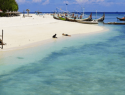 Keindahan Pantai Sembilan Pulau Gili Genting, Kabupaten Sumenep, Madura
