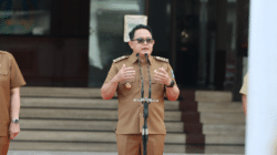 Pj. Gubernur Jawa Timur, Adhy Karyono saat memimpin upacara apel pagi pertamanya, di halaman kantor Sekretariat Daerah Provinsi Jawa Timur, Jalan Pahlawan Nomor 110, Surabaya, Selasa (20/2/2024)