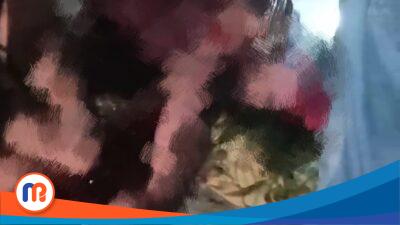 Terduga pelaku maling nampak terbaring babak belur setelah diamuk massa.