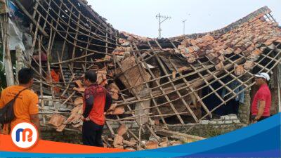 Rumah warga di Sampang ambruk akibat diterjang angin kencang