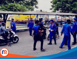 Satpolairud Polres Bangkalan Bagikan Takjil di ASDP Kamal