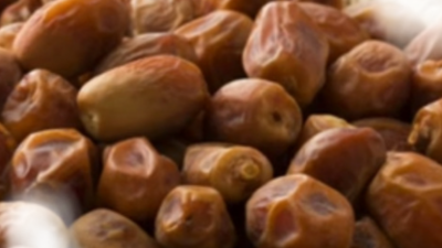 Buah kurma merupakan pilihan yang tepat untuk disantap saat berbuka dan sahur di bulan Ramadhan. Selain lezat dan manis, kurma juga kaya akan nutrisi yang baik untuk tubuh