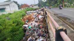 Sampah berbagai jenis menumpuk di Jembatan Potat, Banyuates, Sampang