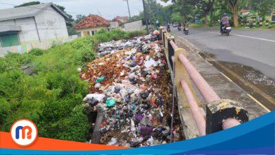 Jorok! Sampah Menumpuk di Jembatan Potat Banyuates Sampang, Hingga Keluarkan Bau Busuk