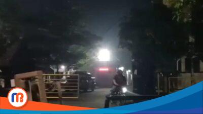 Diduga anggota Polres Sampang menggunakan motor R2 berknalpot brong keluar dari Mapolres Sampang