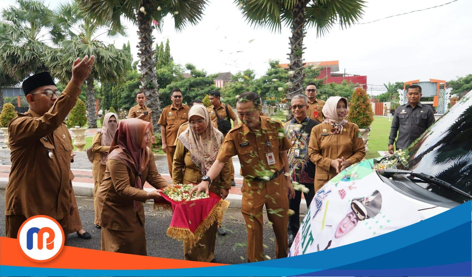 Penyerahan Mobil Sehat oleh Bupati Achmad Fauzi Wongsojudo kepada Direktur RSUD dr. H. Moh. Anwar Sumenep dr. Erliyati, didampingi Direktur BPRS Bhakti Sumekar Hairil Fajar
