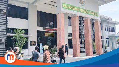 Sejumlah awak media saat mendatangi Kantor Kejaksaan Negeri (Kejari) Kabupaten Sumenep, Madura, Jawa Timur yang beralamat di Jl. KH. Mansyur No.54, Mastasek, Pabian, Kec. Kota Sumenep