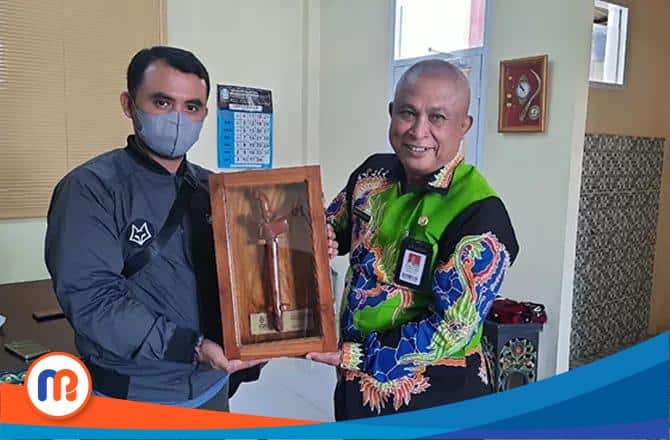 Kepala Disbudporapar Sumenep, Mohammad Iksan, menunjukkan keris buatan perajin Desa Aengtongtong, Kecamatan Saronggi