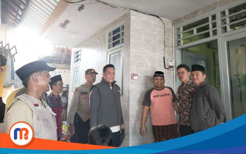 Bawaslu Sampang didampingi Staff, Panwaslu, PKD, PPK dan Pantarlih monitoring di kediaman tokoh pemuda Banyuates