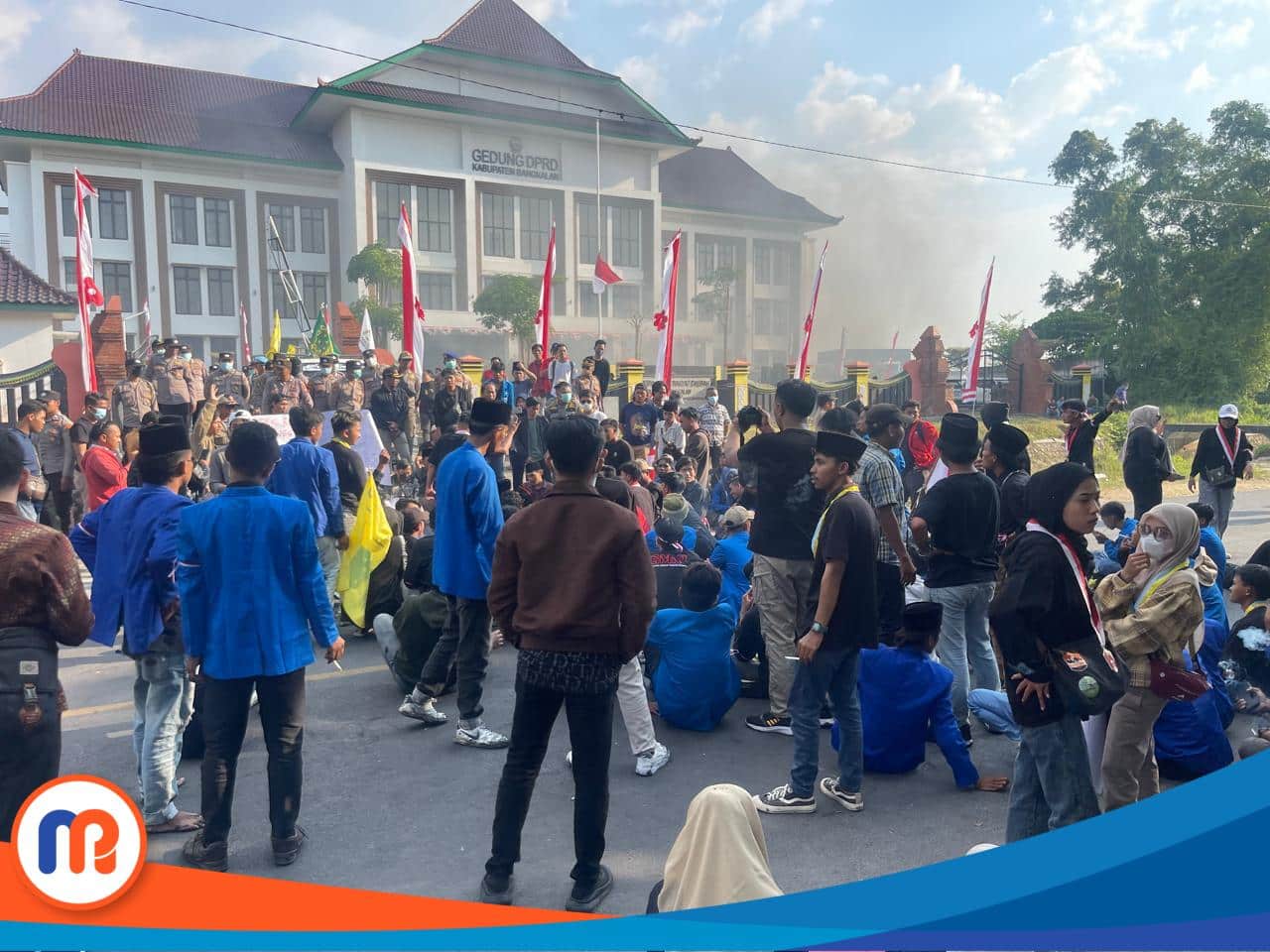 Ratusan Mahasiswa dari berbagai Ormik geruduk Kantor DPRD Kabupaten Bangkalan, dengan memaksa Ketua DPRD untuk keluar temui peserta demo