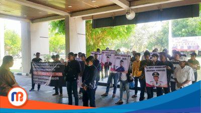 Puluhan Massa Datangi Kantor Bupati, Masyarakat Meminta PJ Bupati Arief M. Edie Maju Pilkada Bangkalan