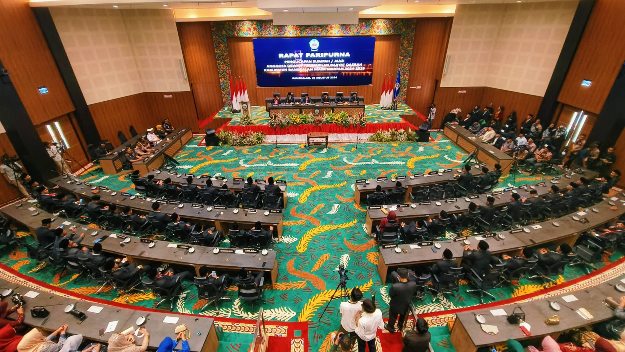 Prosesi pelantikan Dewan Perwakilan Rakyat Daerah Kabupaten Bangkalan berlangsung di aula rapat paripurna DPRD Bangkalan, Senin (26/08/2024)