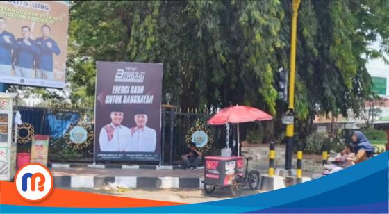 Pasangan calon Bupati dan Wakil Bupati Bangkalan, Lukman-Fauzan saat ditemukan baleho tertempel di salah satu tempat terlarang di pusat Kota Dzikir dan shalawat, Kabupaten Bangkalan, Minggu (29/09/2024)