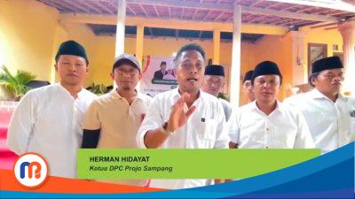 Herman Hidayat, ketua DPC Projo Sampang didampingi anggotanya saat diwawancarai awak media