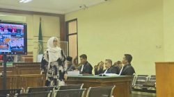 Siti Masnuri, Berkerudung putih usai melakukan persidangan saksi di Pengadilan Rindak Pidana Korupsi (Tipikor) Surabaya, Selasa (05/11/2024)