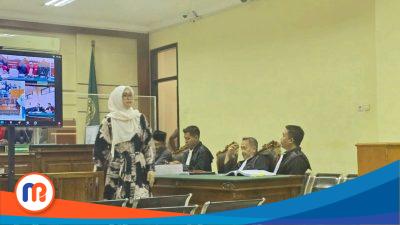 Siti Masnuri, Berkerudung putih usai melakukan persidangan saksi di Pengadilan Rindak Pidana Korupsi (Tipikor) Surabaya, Selasa (05/11/2024)