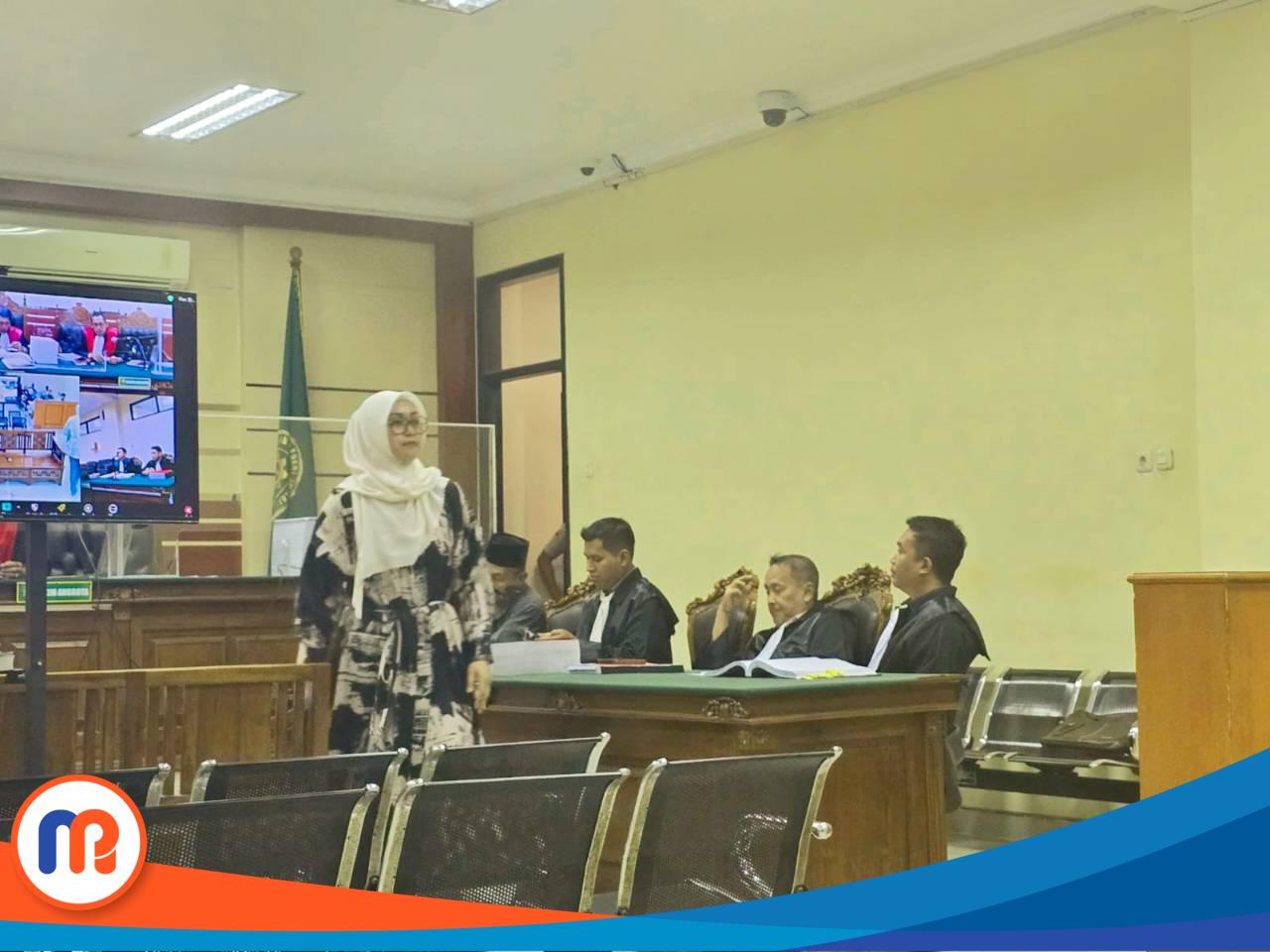 Siti Masnuri, Berkerudung putih usai melakukan persidangan saksi di Pengadilan Rindak Pidana Korupsi (Tipikor) Surabaya, Selasa (05/11/2024)