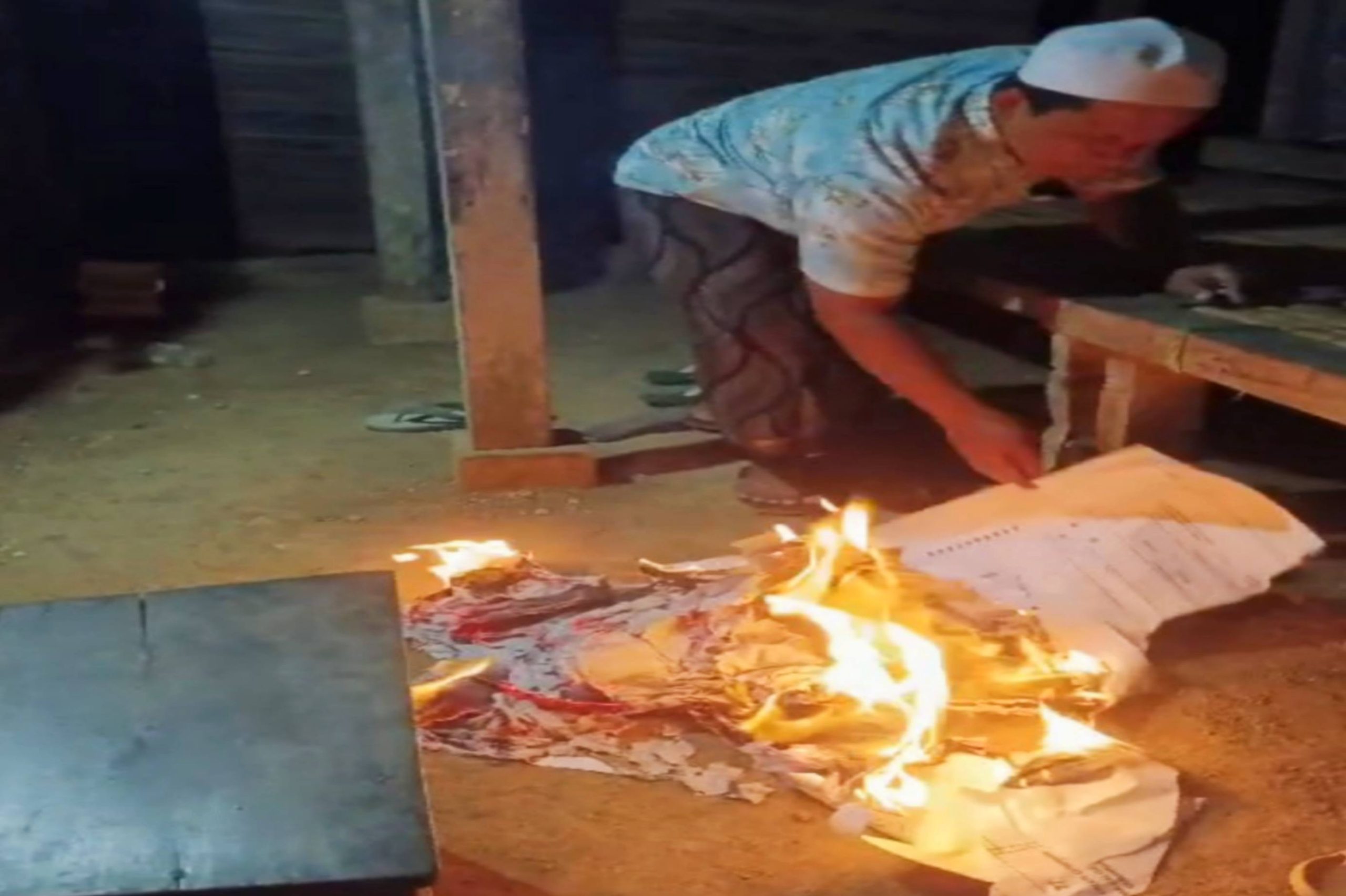 Tangkapan layar soarang anggota PPS Desa Gunilap, Muzayyin merobek dan membakar contoh simulasi plano karena kecewa 2 bulan gaji tidak kunjung dicairkan