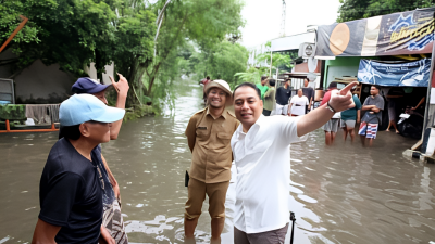 Eri Cahyadi, Walikota Surabaya, di lokasi banjir di Kota Surabaya