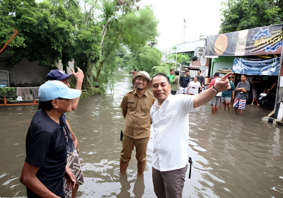 Eri Cahyadi, Walikota Surabaya, di lokasi banjir di Kota Surabaya