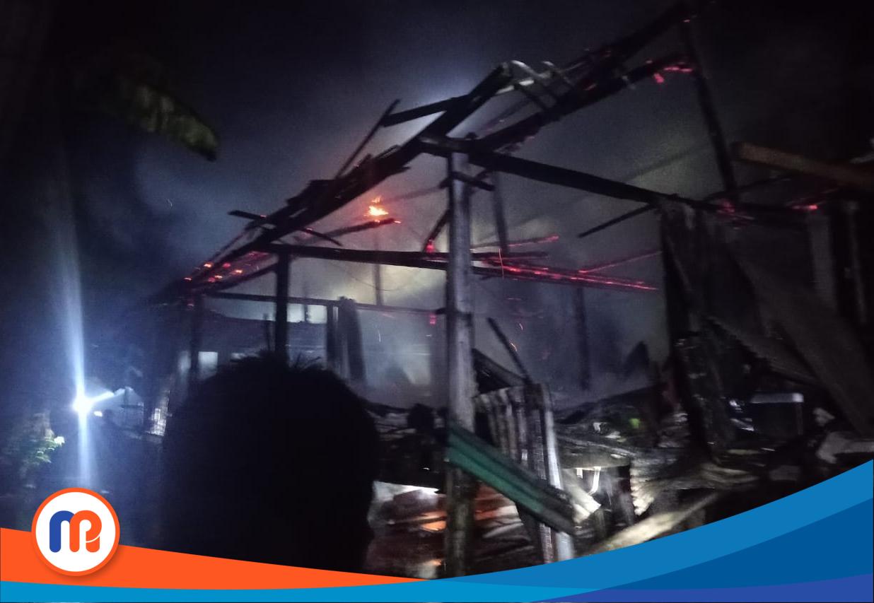 Kondisi rumah milik Aminah (60), warga Pulau Pagerungan Besar, Kecamatan Sapeken, saat dilanda kebakaran pada Sabtu (30/11/2024) malam