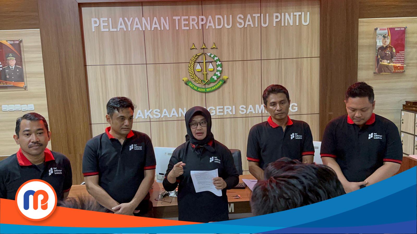 Kepala Kejaksaan Negeri Sampang, Fadilah Helmi (Berkerudung) saat memberikan keterangan kepada awak media