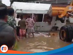 Hebohkan Warganet! Mobil Elf Bermuatan Rokok Ilegal Terguling di Sampang