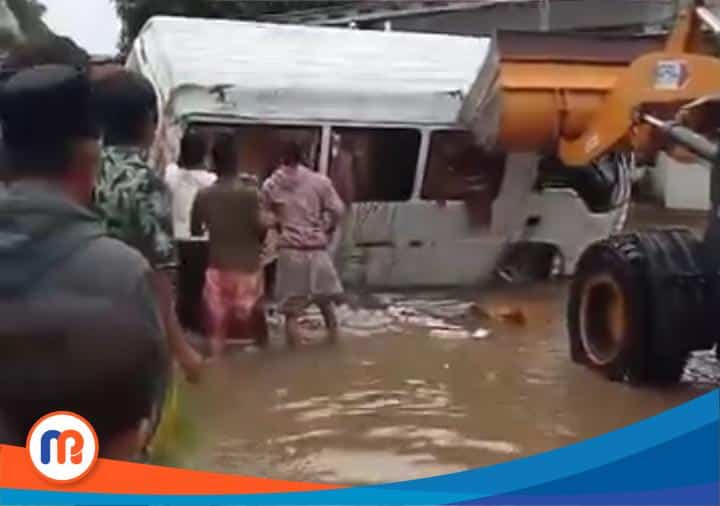 Mobil Elf bermuatan rokok ilegal yang terguling di Banyuates Sampang