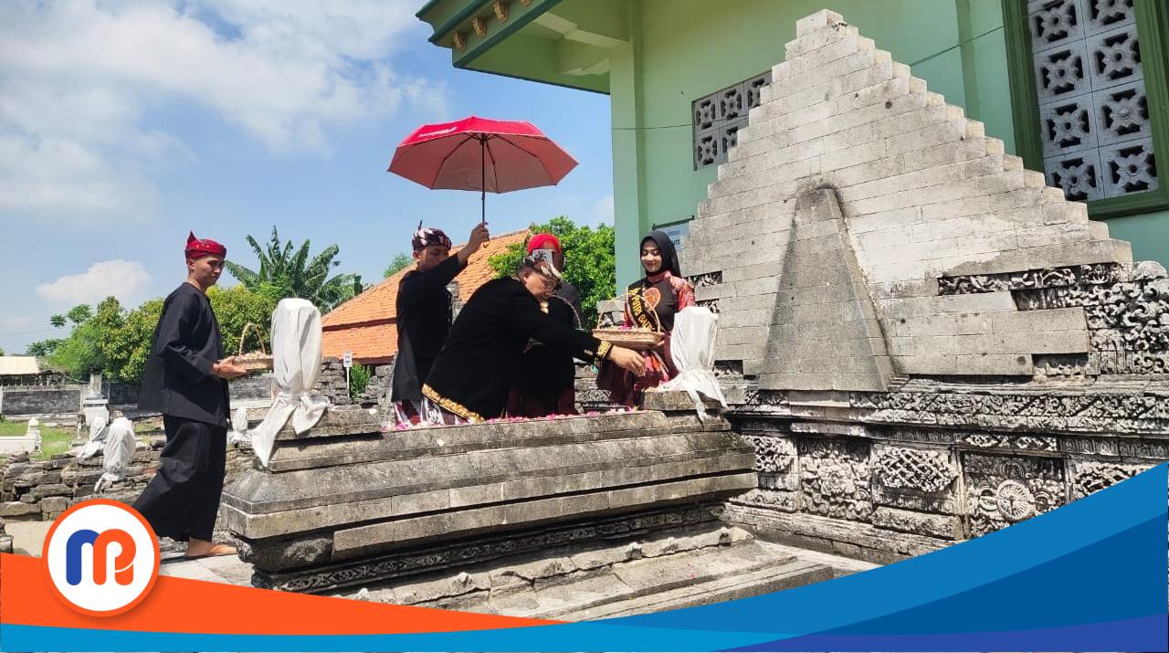 Pj Bupati Sampang Rudi Arifiyan, saat melakukan tabur bunga di makam Ratoh Ebuh